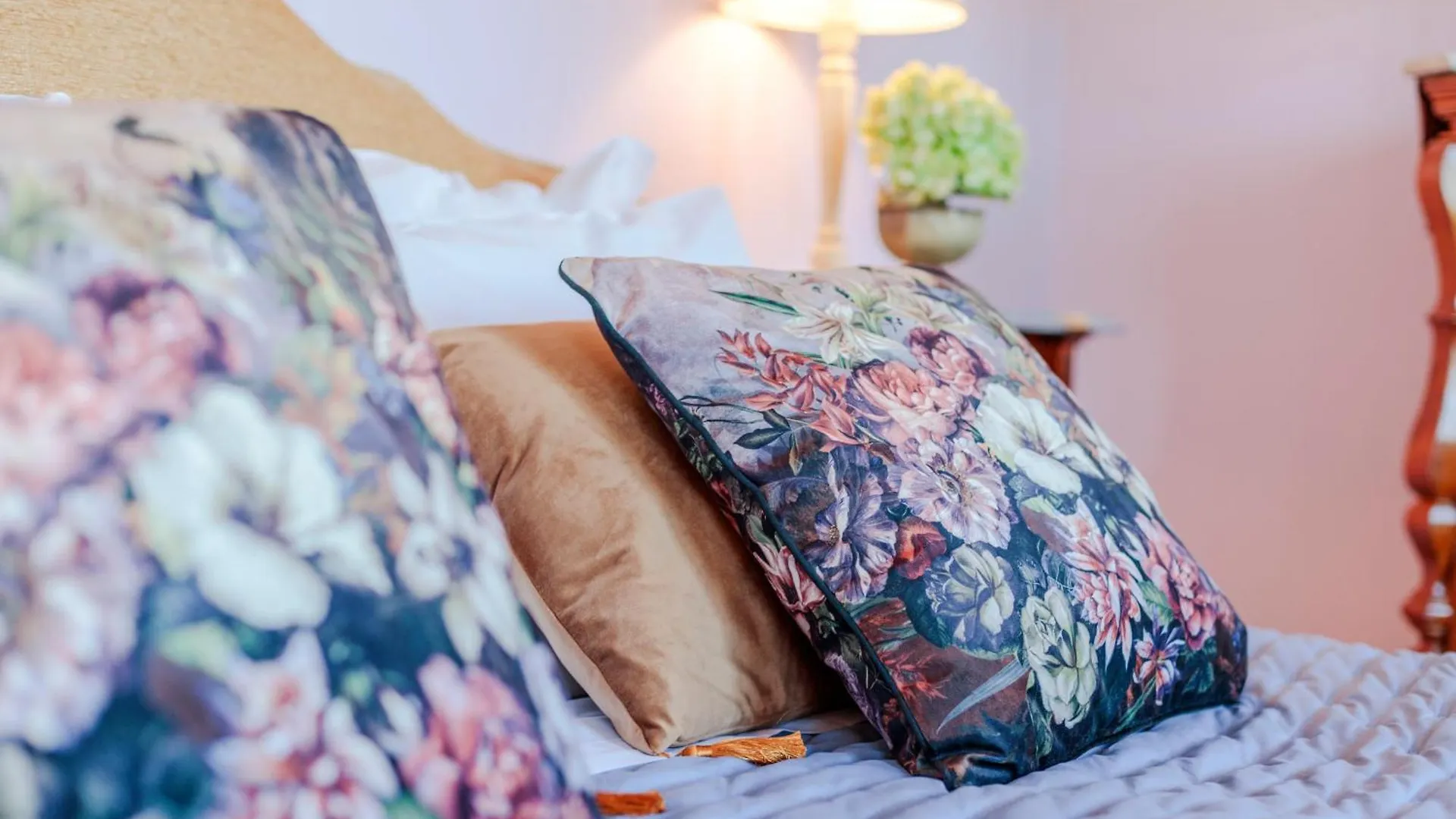 Chalet Villa Montefalcone: Charm, Private Pool, And Chef Orentano