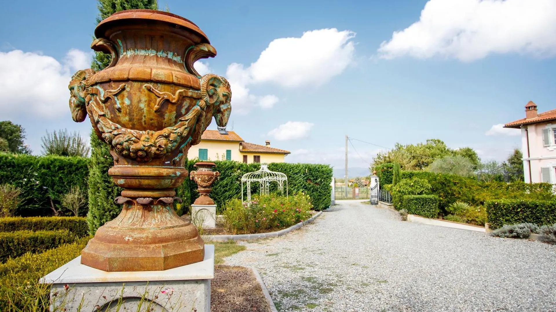 Villa Montefalcone: Charm, Private Pool, And Chef Orentano Italy